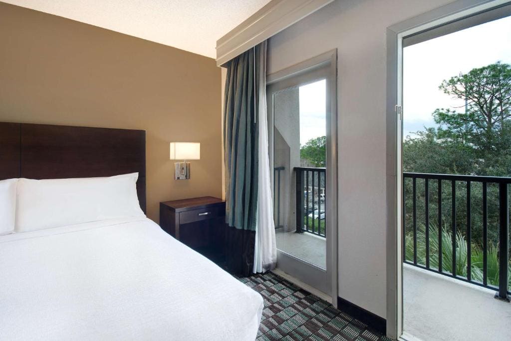Executive King Room with Balcony - Non-Smoking room - Image 1