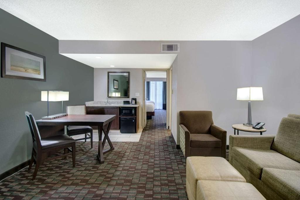 Two-Bedroom Queen Suite with Two Queen Beds room - Image 3