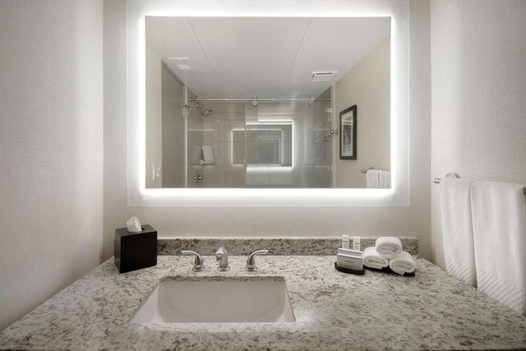 King Room with Balcony - Non-Smoking room - Image 3