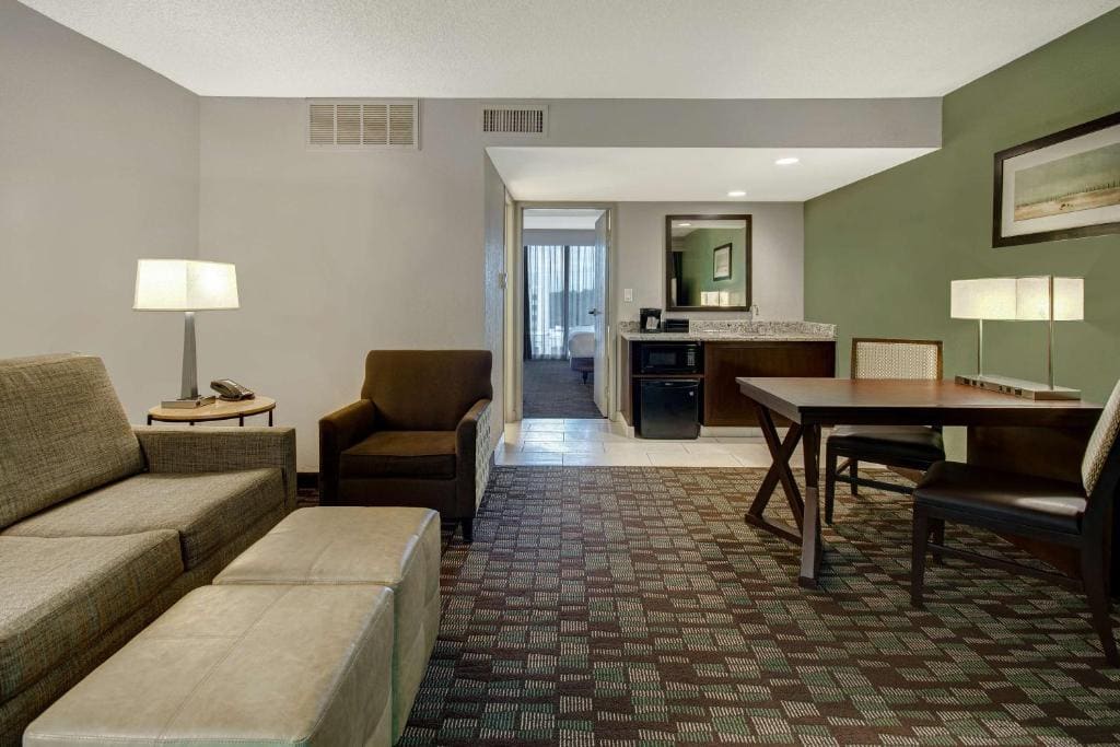 One-Bedroom King Suite - Non-Smoking room - Image 3