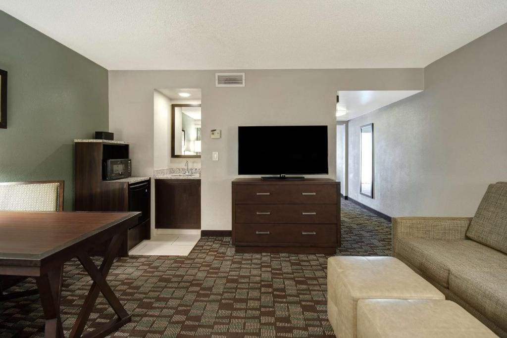 One-Bedroom King Suite - Mobility/Hearing Accessible room - Image 1