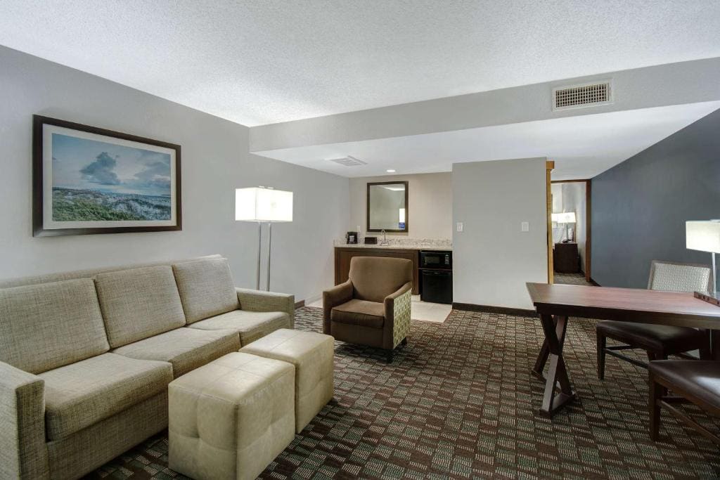 King Room with Disability/Hearing Accessible with Roll-in Shower room - Image 3