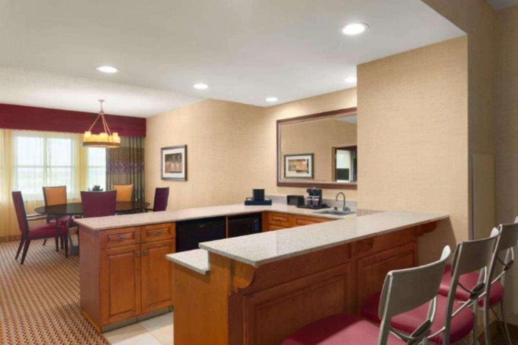Hospitality King Suite room - Image 1