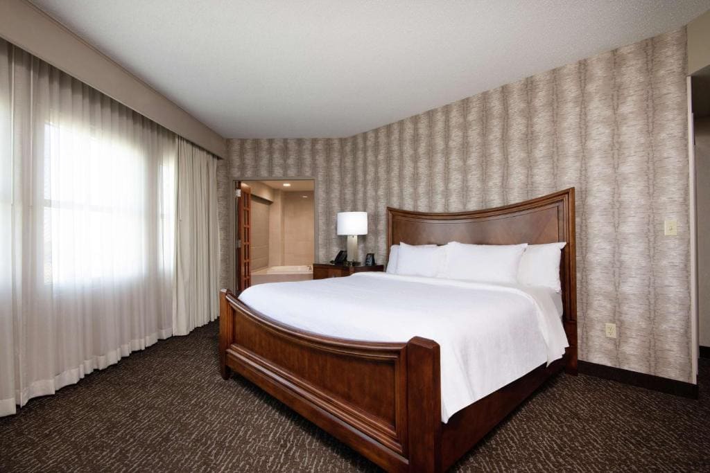 Hospitality King Suite room - Image 3
