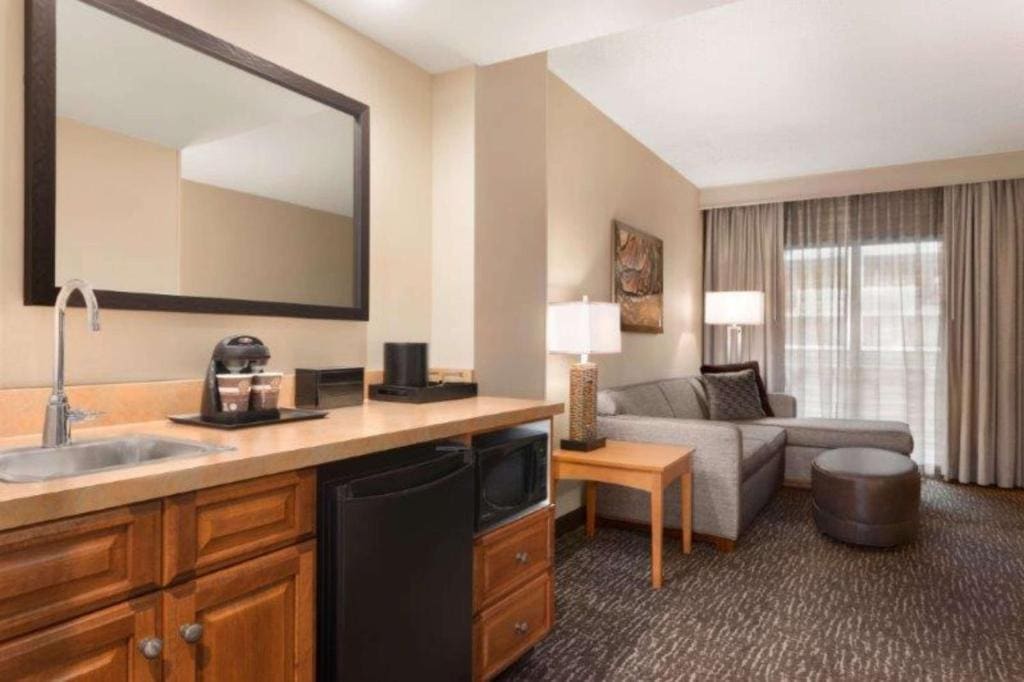 Suite with Two Double Beds and Roll-In Shower - Mobility Accessible room - Image 1