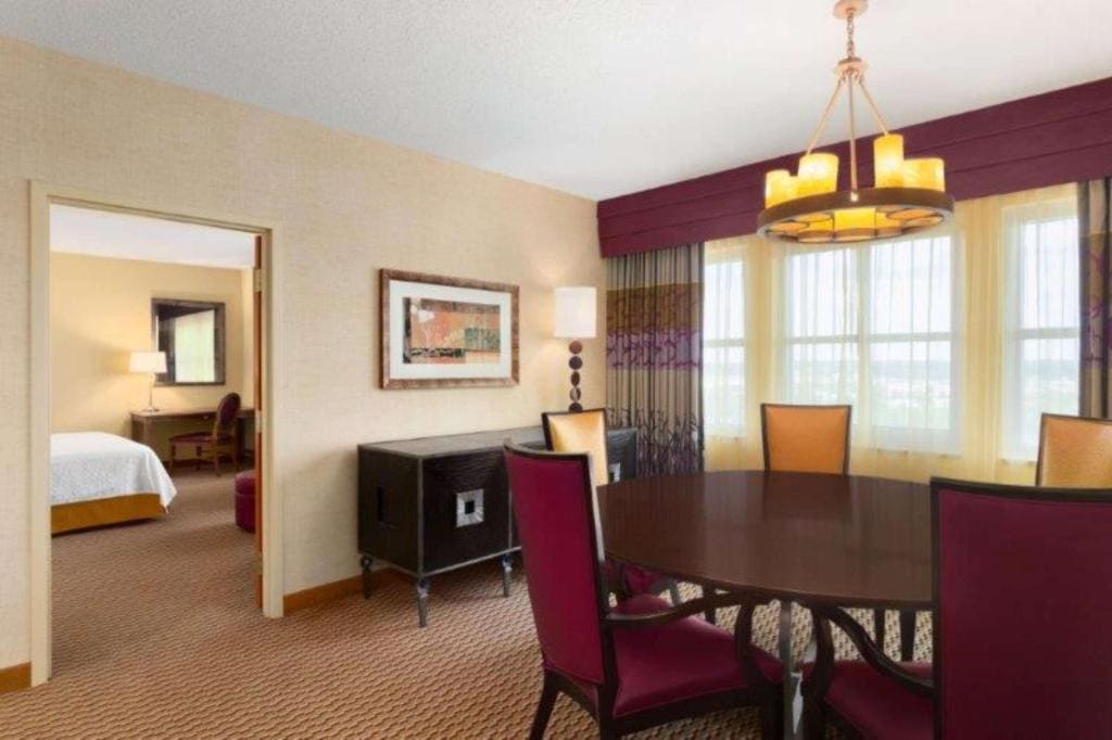 Hospitality King Suite room - Image 2