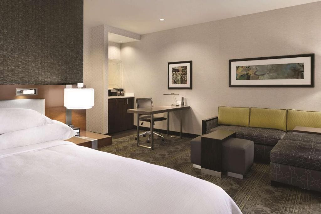 One-Bedroom King Suite room - Image 2