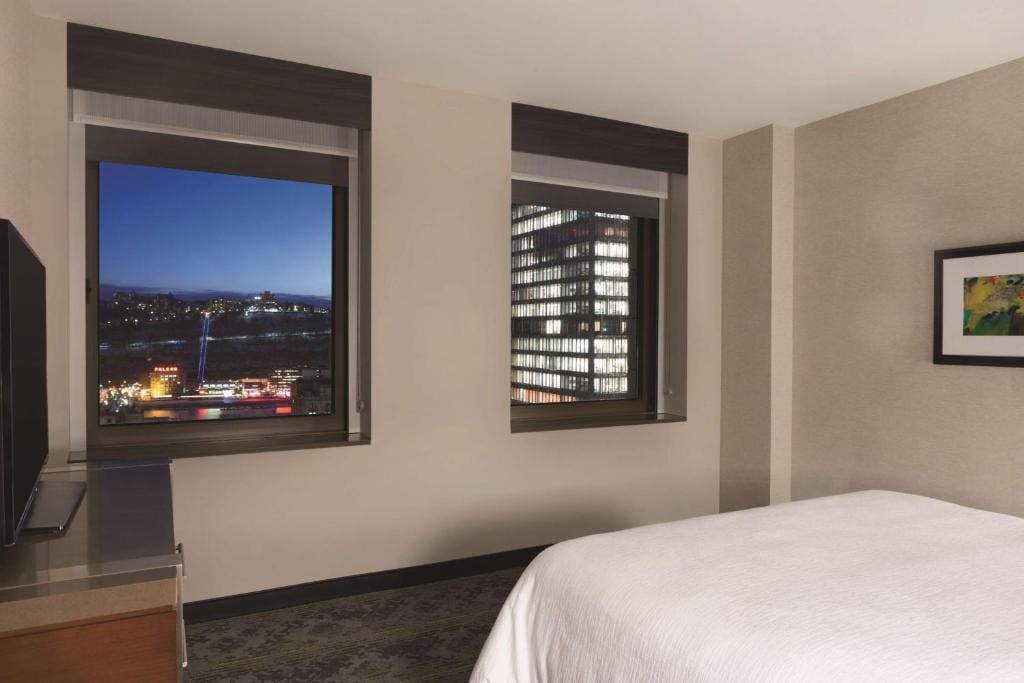 One-Bedroom King Suite with River View room - Image 2