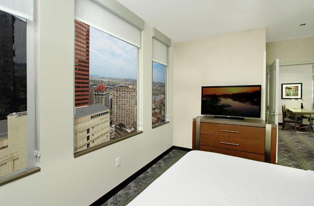 Two-Bedroom Suite with Two King Beds room - Image 2