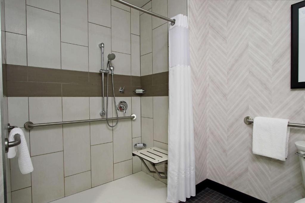 One-Bedroom Queen Suite with Two Queen Beds with Roll In Shower room - Image 1