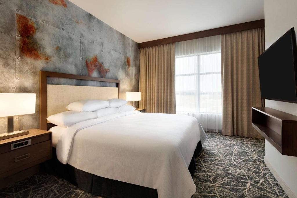 Two-Room King Suite - Hearing Access room - Image 1