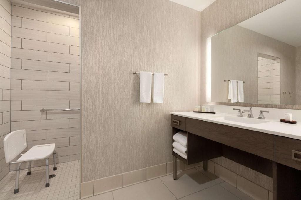 King Studio Suite with Roll-in Shower - Mobility Access room - Image 1