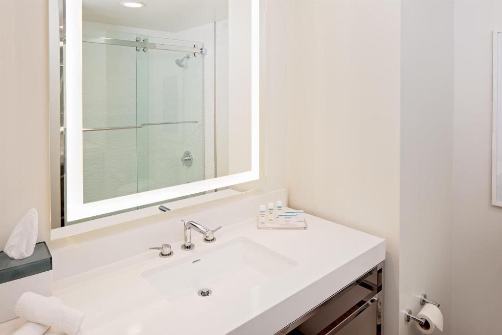 Balcony King Suite with Bay View room - Image 2