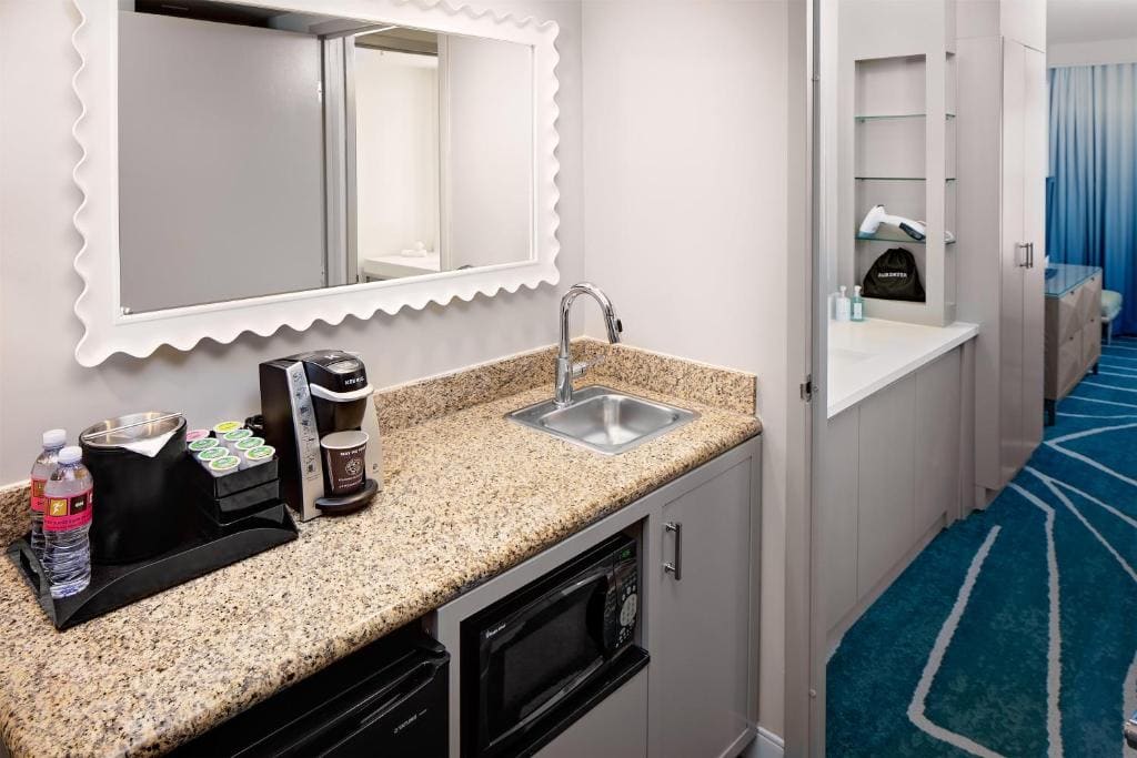Two-Room Suite with Two Queen Beds and City View room - Image 3