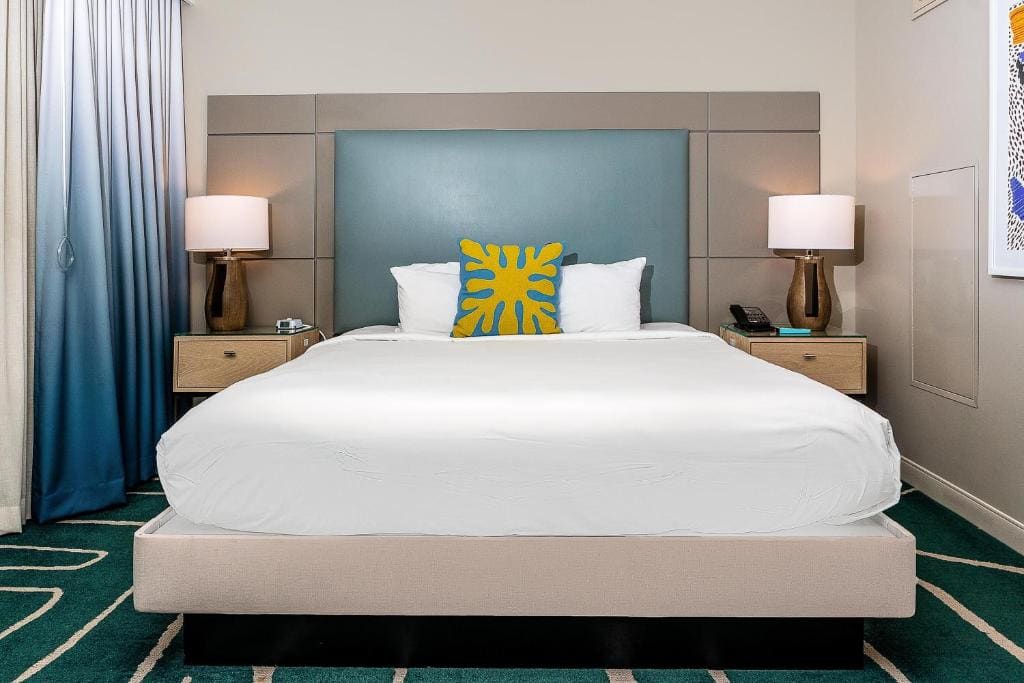 Balcony King Suite with City View room - Image 1