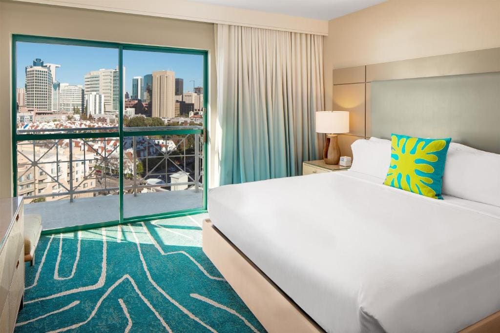Balcony King Suite with City View room - Image 3