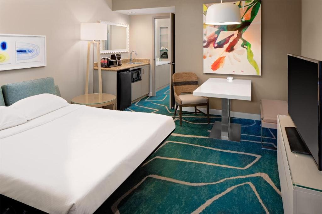 Balcony King Suite with City View room - Image 2