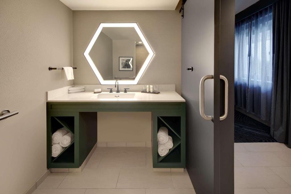 Queen Corner Room with Two Queen Beds - Mobility Accessible room - Image 1