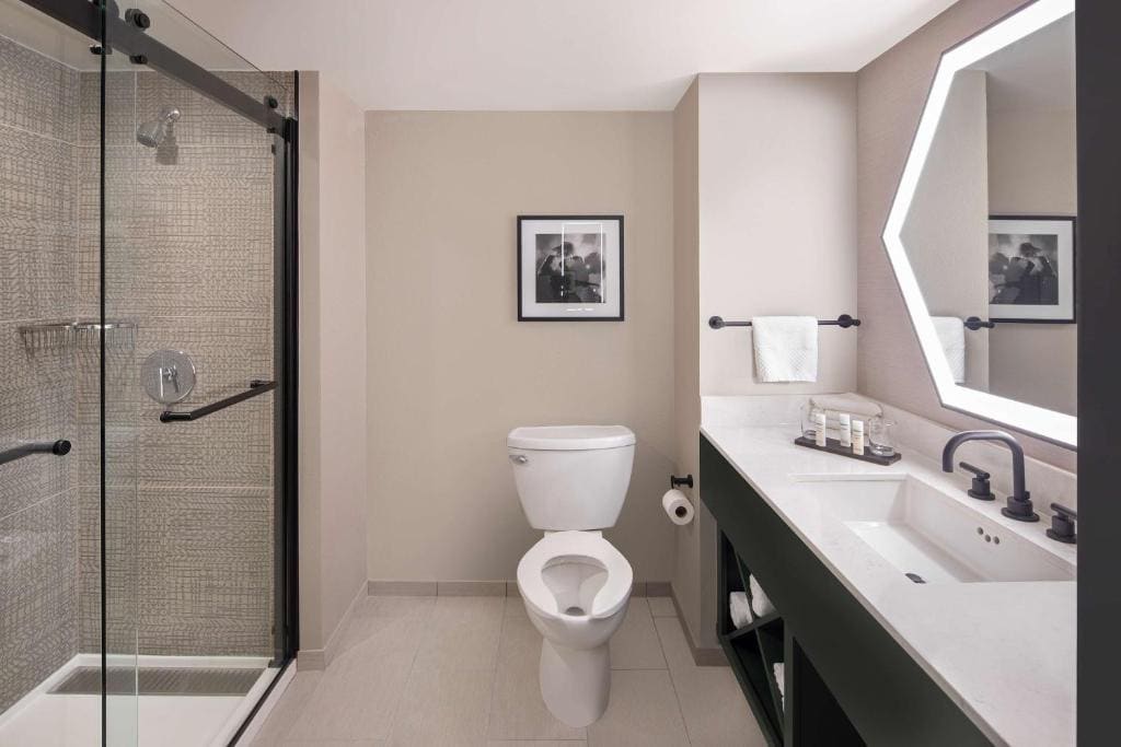 Corner Suite with Two Queen Beds room - Image 2