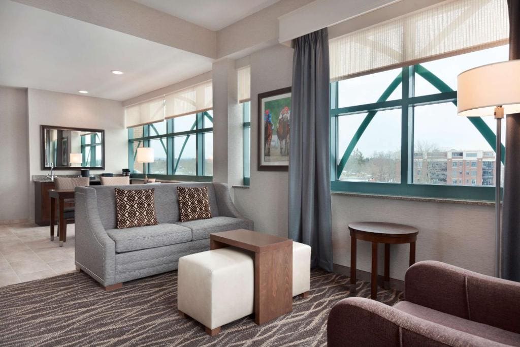Queen Corner Suite with Two Queen Beds room - Image 2
