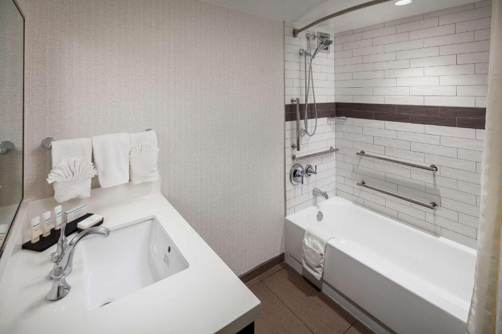 King Room - Mobility Accessible/Non-Smoking room - Image 1