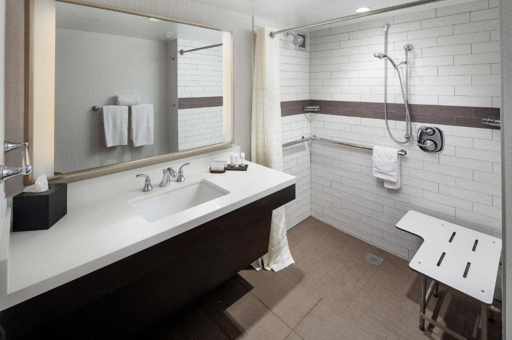 One-Bedroom King Suite with Roll-In Shower - Mobility Accessible/Non-Smoking room - Image 2