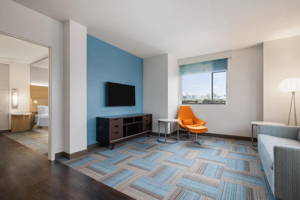 Corner King Suite with City View room - Image 1