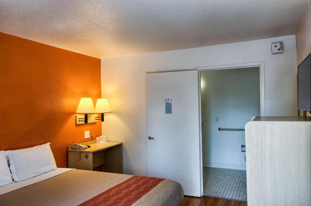 Double Room - Disability Access - Roll In Shower room - Image 1