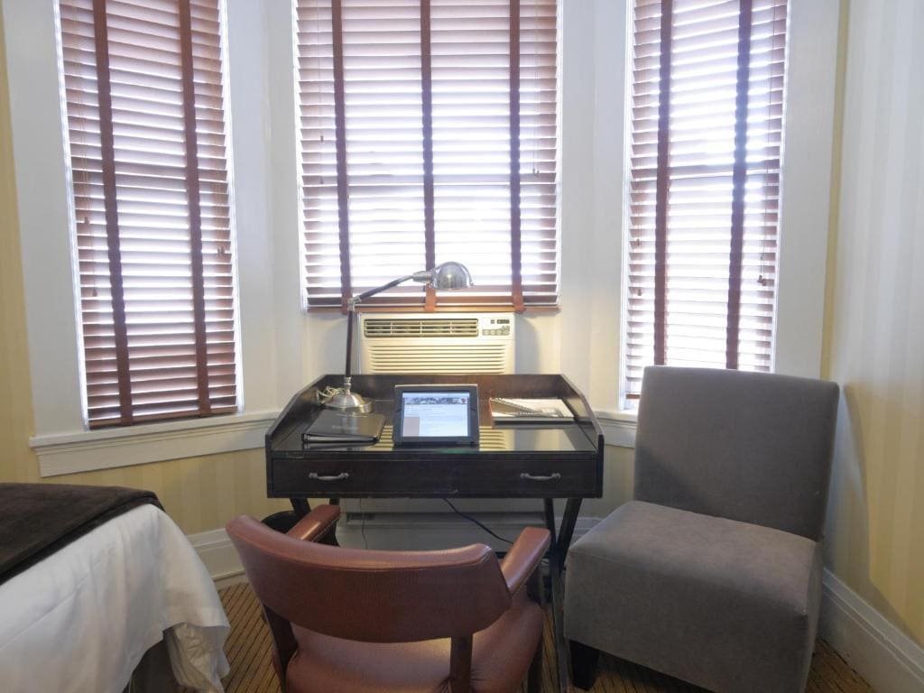 Deluxe Queen Room room - Image 2