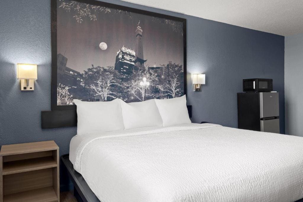 King Room with Roll-in Shower - Mobility Access/Non-Smoking room - Image 3