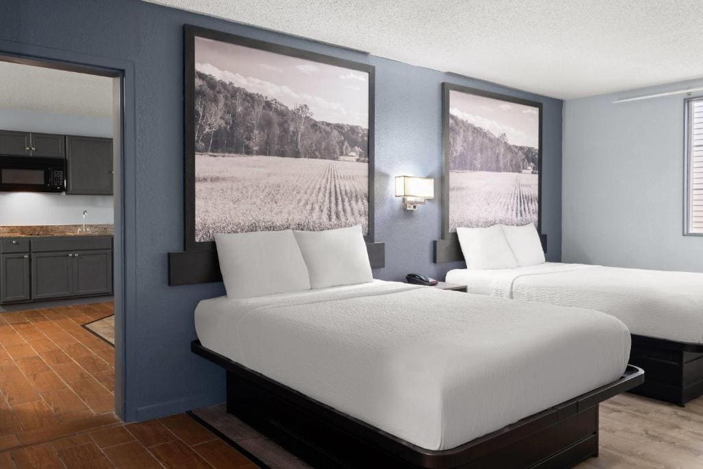 King Room with Roll-in Shower - Mobility Access/Non-Smoking room - Image 2