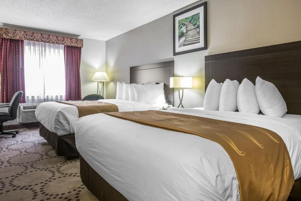 Queen Room with Two Queen Beds - Non-Smoking room - Image 1