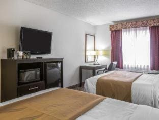 Queen Room with Two Queen Beds - Non-Smoking room - Image 3