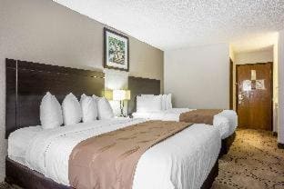 Queen Room with Two Queen Beds - Non-Smoking room - Image 2