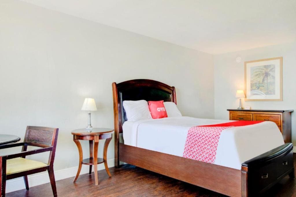 Deluxe King Bed room - Image 2