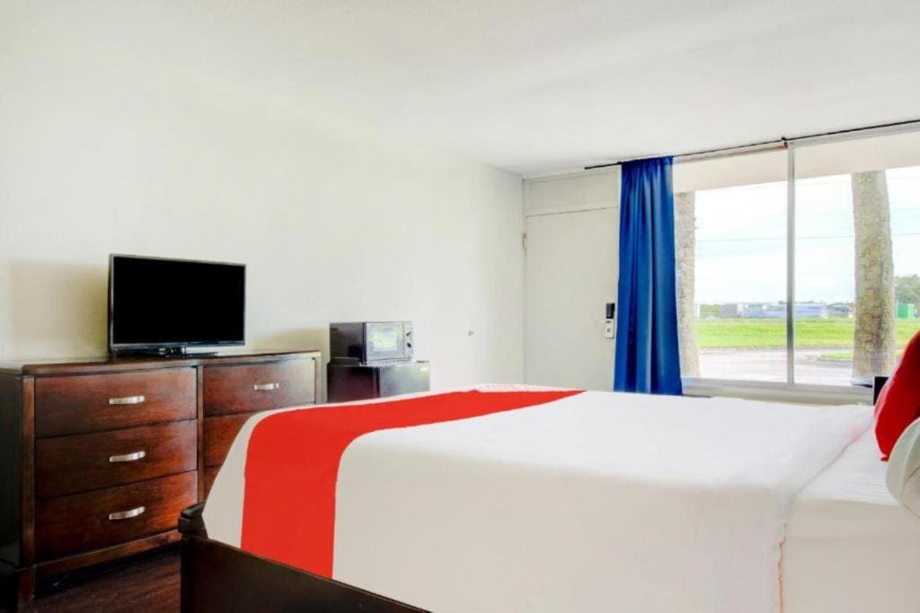 Queen Bed room - Image 1