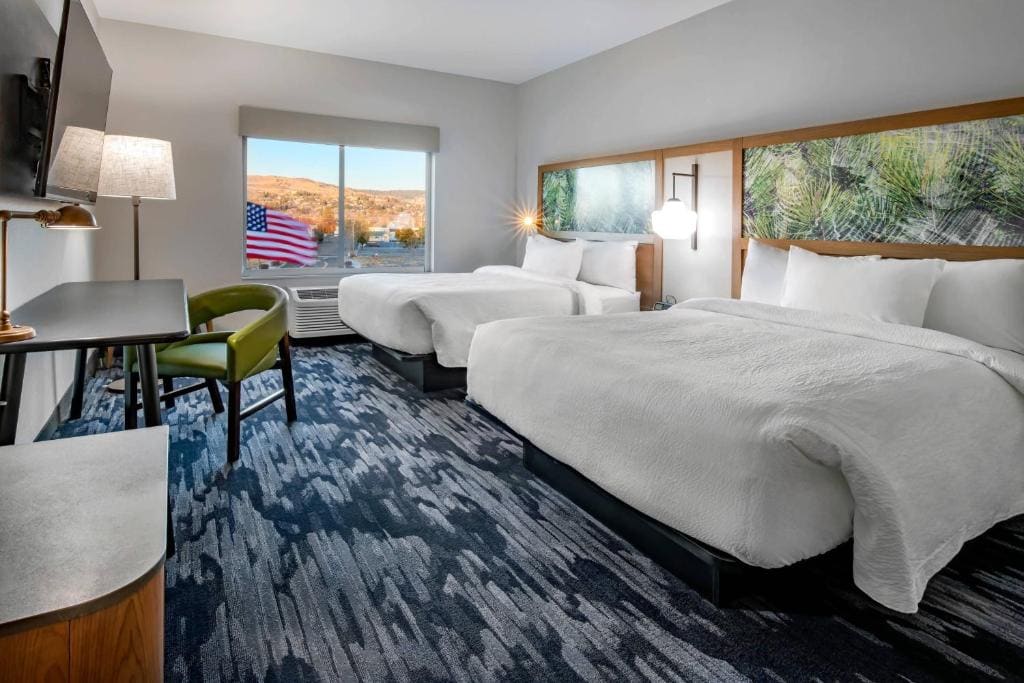 Queen Room with Two Queen Beds and Lake View room - Image 3