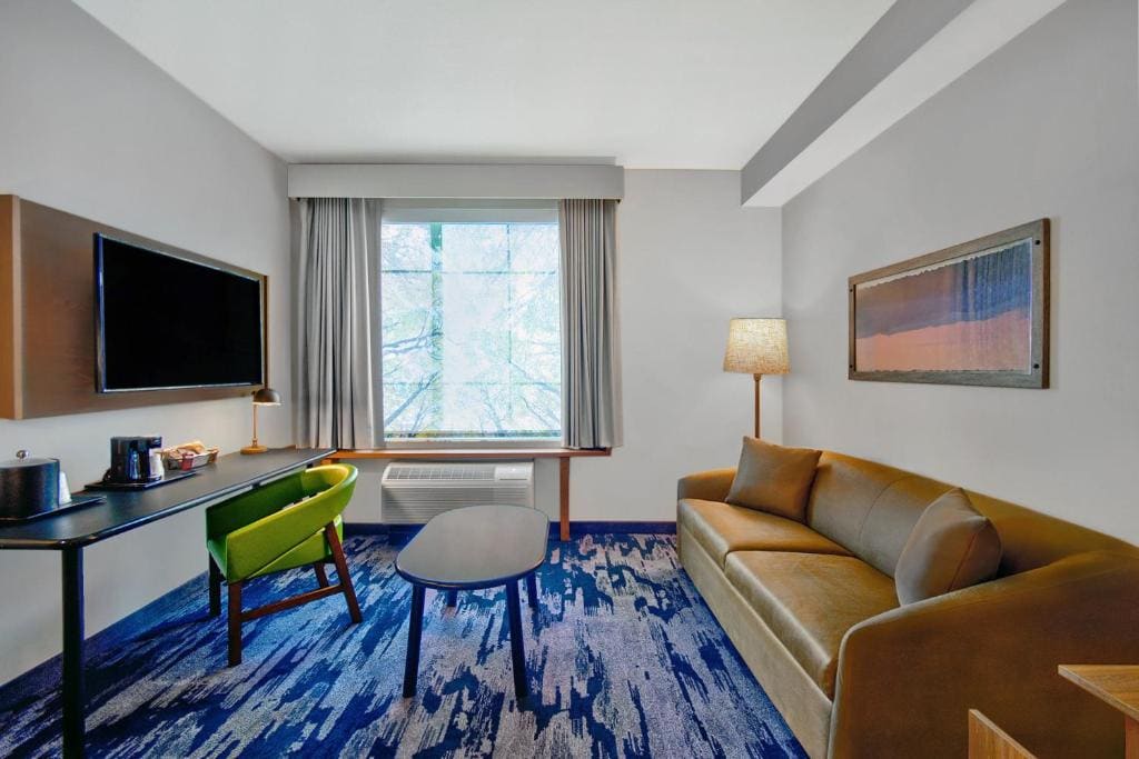 King, Suite with 1 King, Sofa bed room - Image 2