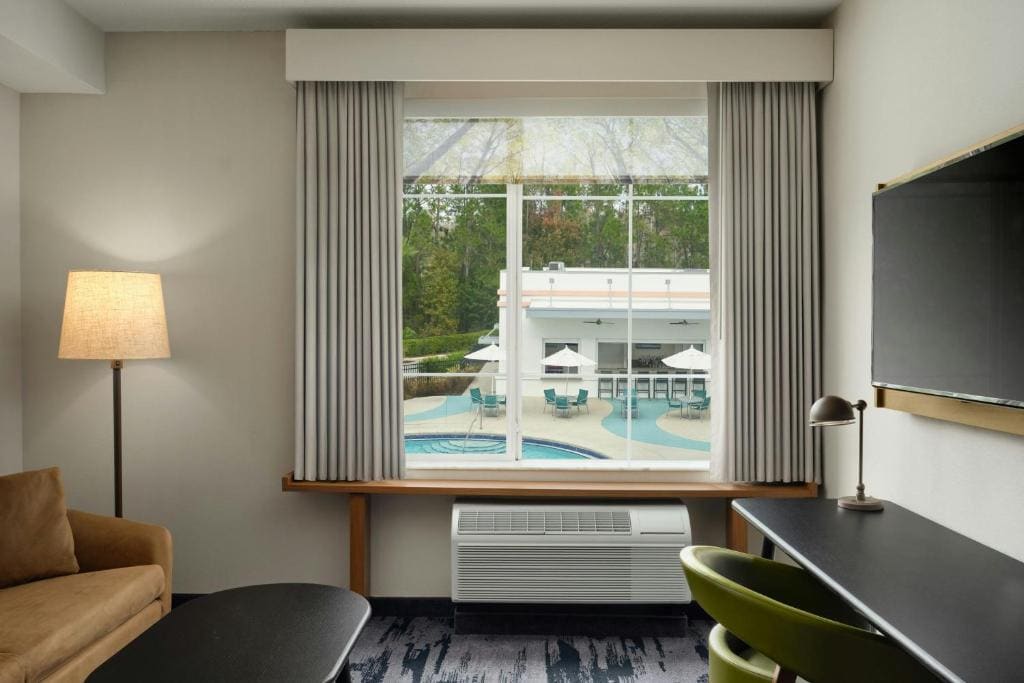Queen Suite with Sofa Bed - Hearing Accessible room - Image 1