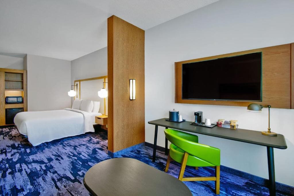 King, Suite with 1 King, Sofa bed room - Image 3