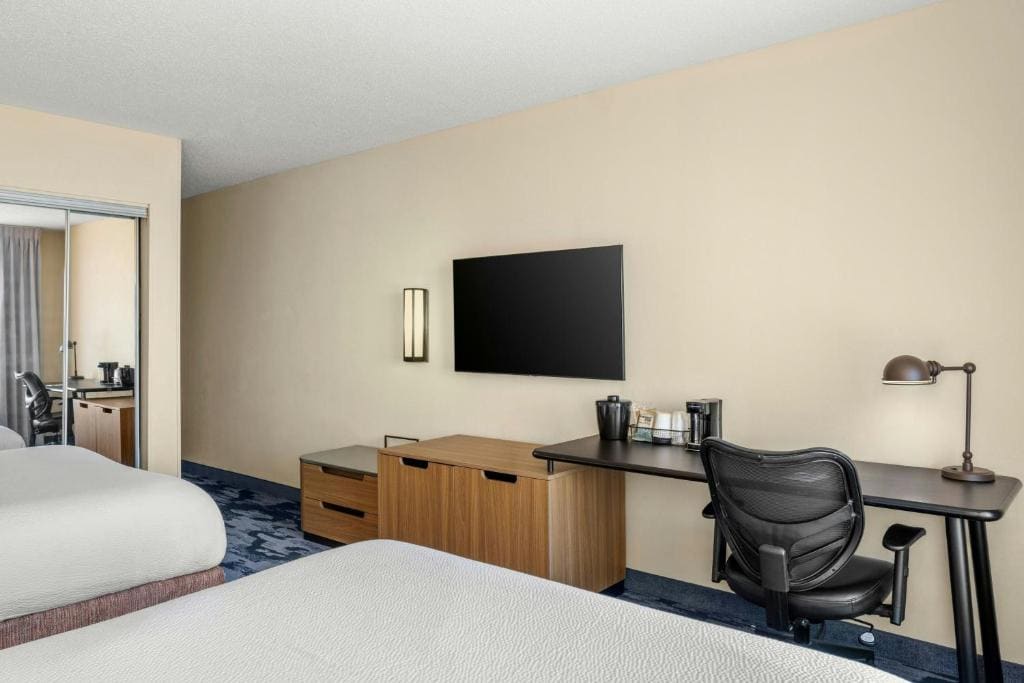 Queen Room with Two Queen Beds room - Image 3