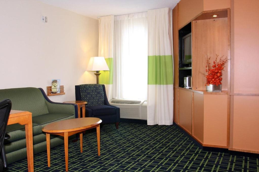One-Bedroom King Suite with Roll-In Shower - Mobility Access/Hearing Accessible room - Image 2