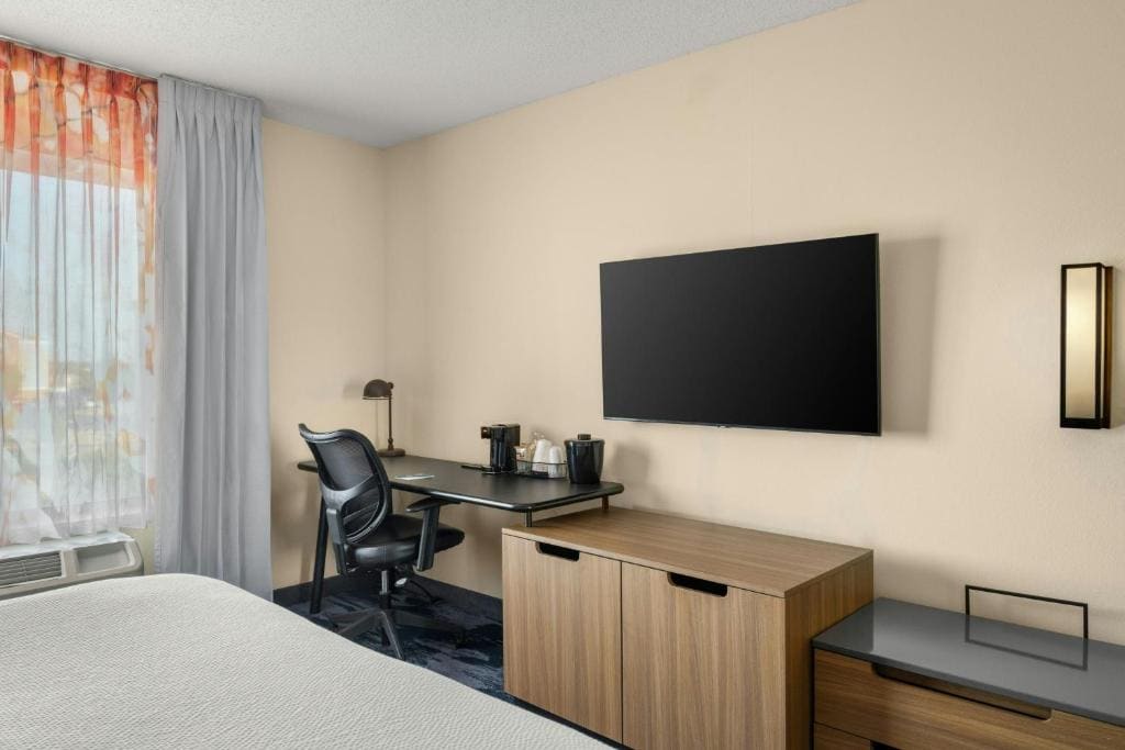 King Room with Bathtub - Mobility Access/Hearing Accessible room - Image 3
