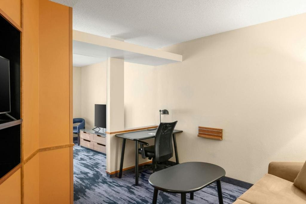 Studio with King Bed and Roll-In Shower - Mobility Access/Hearing Accessible room - Image 3