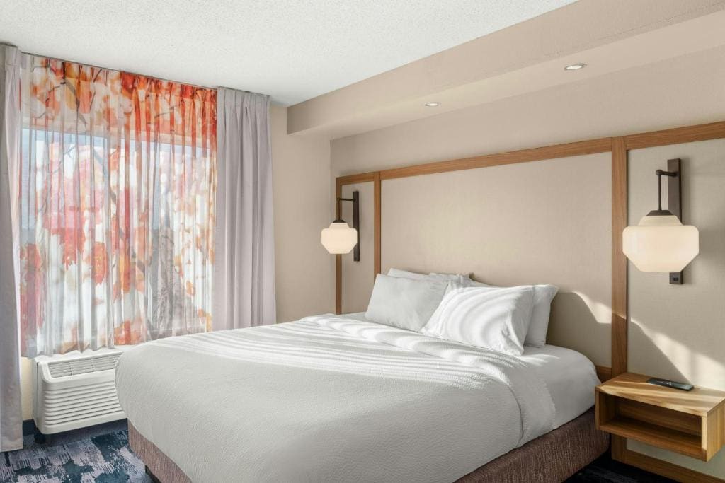 One-Bedroom King Suite with Roll-In Shower - Mobility Access/Hearing Accessible room - Image 1