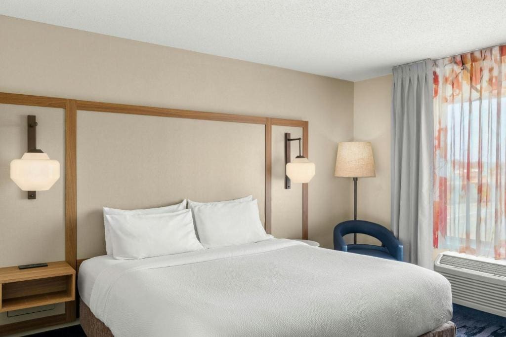 Studio with King Bed and Roll-In Shower - Mobility Access/Hearing Accessible room - Image 2