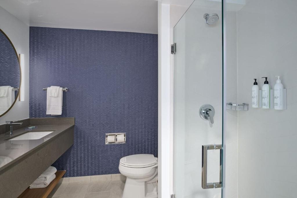 Studio with King Bed and Sofa Bed - Hearing Accessible room - Image 2