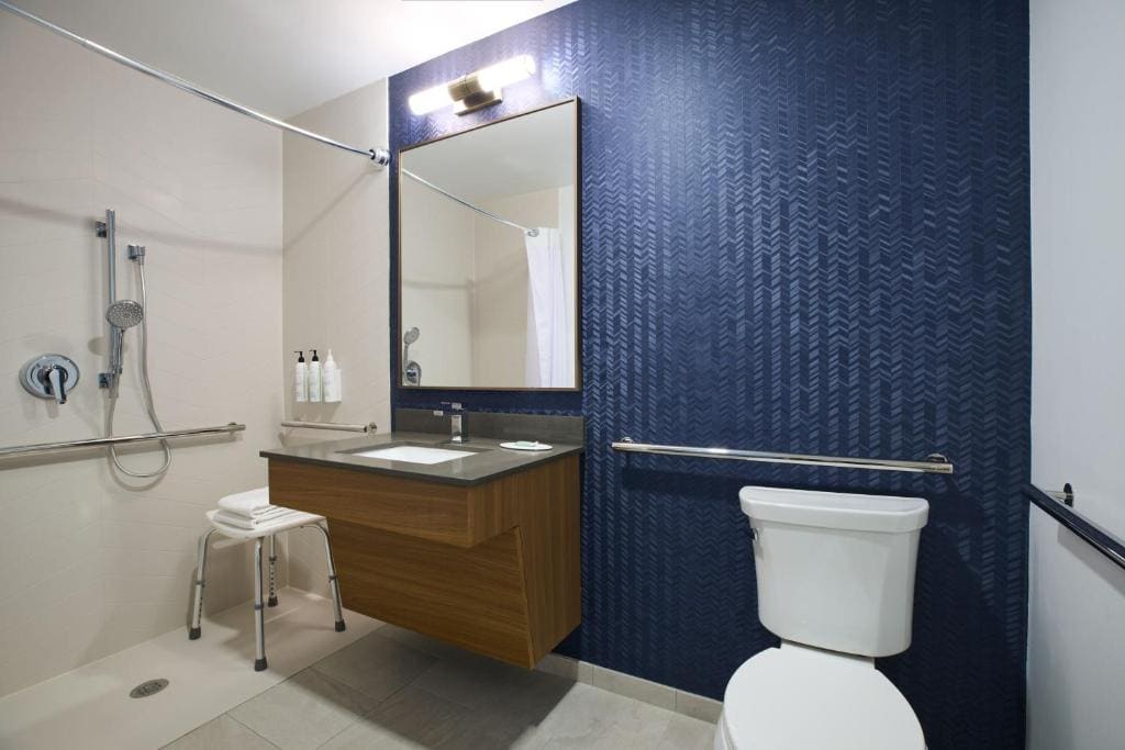 King Room with Bathtub - Mobility Access/Hearing Accessible room - Image 3