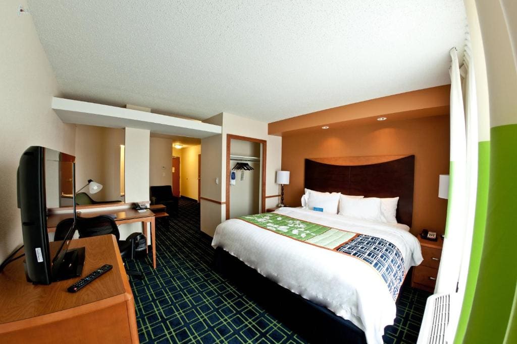 King Suite with Specialty Bathtub and Sofa Bed room - Image 1