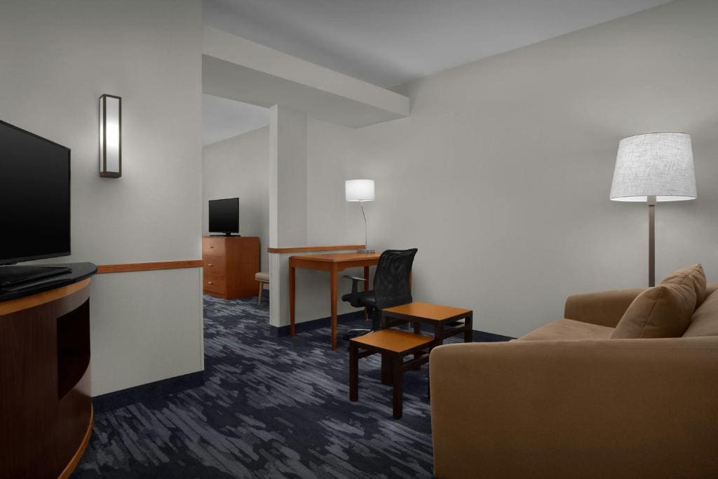 Queen Room with Two Queen Beds with Sofa Bed room - Image 3